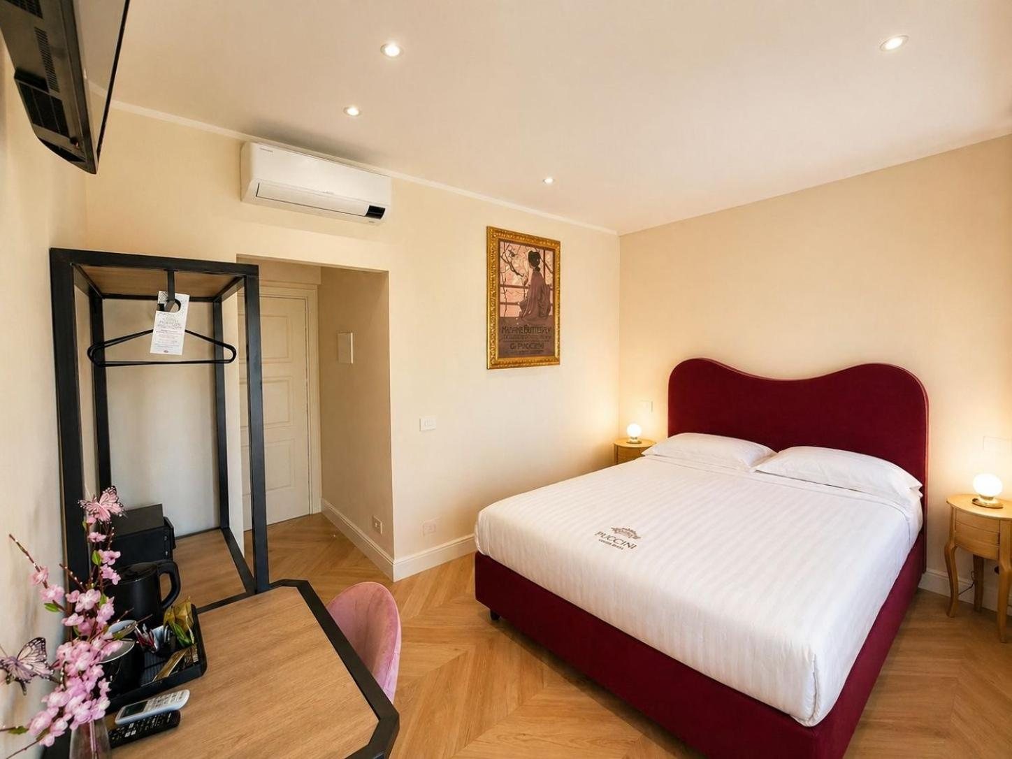 Camera Madama Butterfly: 1 letto matrimoniale, balcone verso il campanile di sant'anna · Puccini Luxury Rooms, Lucca